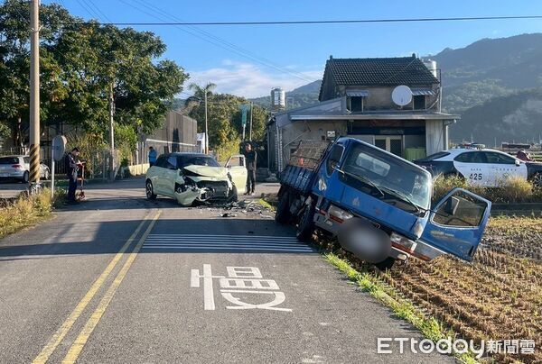 ▲苗栗苑裡農田重劃區發生小貨車跟轎車碰撞，小貨車2顆輪胎掉落農田、差點翻覆。（圖／記者楊永盛翻攝）