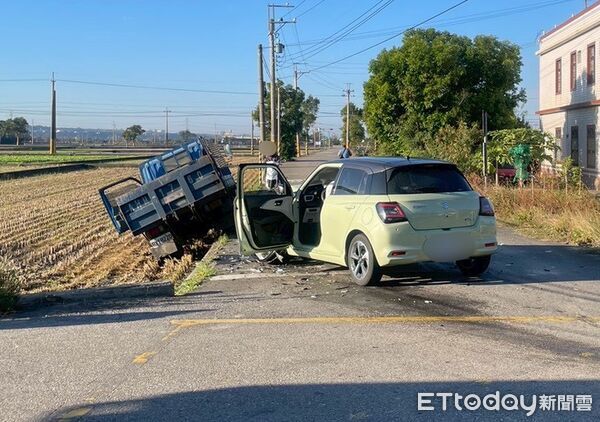 ▲苗栗苑裡農田重劃區發生小貨車跟轎車碰撞，小貨車2顆輪胎掉落農田、差點翻覆。（圖／記者楊永盛翻攝）
