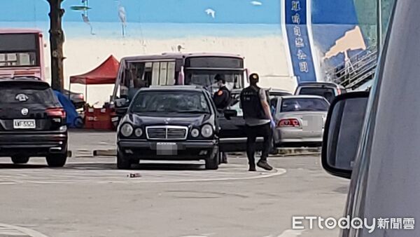 ▲▼             雙園河濱公園驚傳男子陳屍賓士車內。（圖／記者黃彥傑攝，下同）