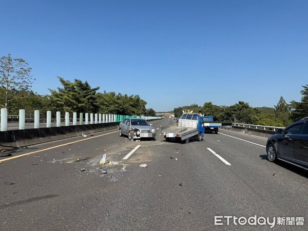 ▲▼     國道3號北向362.5公里關廟服務區路段，今（17）日12時55分發生車禍事故，小貨車不明原因翻覆，與3車發生碰撞1人受傷。        。（圖／記者林東良翻攝）