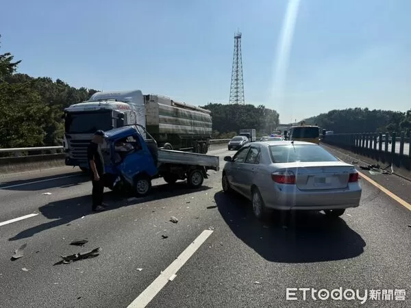 ▲▼     國道3號北向362.5公里關廟服務區路段，今（17）日12時55分發生車禍事故，小貨車不明原因翻覆，與3車發生碰撞1人受傷。        。（圖／記者林東良翻攝）