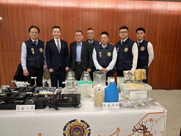 ▲張檢指揮鹿港警方殲滅彩虹菸製毒工廠。（圖／彰化地檢提供）