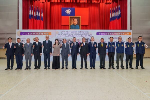 ▲張檢指揮鹿港警方殲滅彩虹菸製毒工廠。（圖／彰化地檢提供）