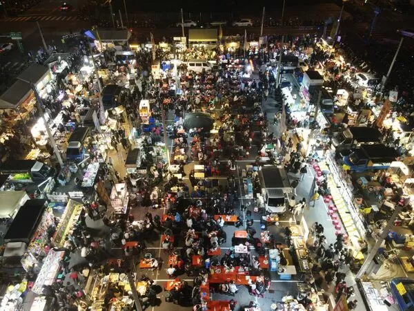 ▲▼嘉義湖美夜市昨日重新開業，現場湧入大批民眾             。（圖／民眾提供）