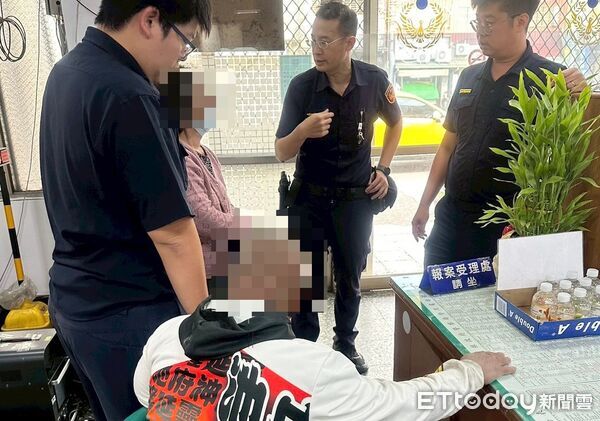 ▲里港警方助周男平安返家。（圖／記者陳崑福翻攝）