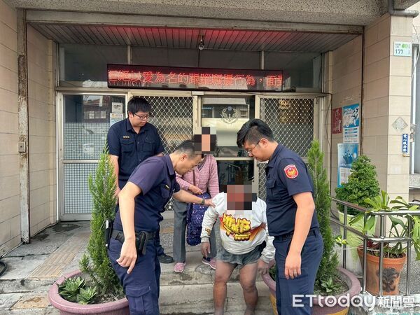 ▲里港警方助周男平安返家。（圖／記者陳崑福翻攝）