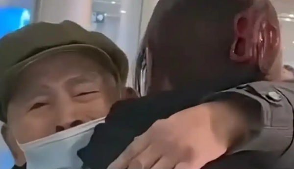 ▲▼ 88歲爺爺在機場接孫女幾度認不出，認出後相擁大哭            。（圖／翻攝 百度）