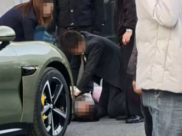 ▲▼一交車就撞業務！　小米車主「以為踩的是煞車」。（圖／翻攝微博）