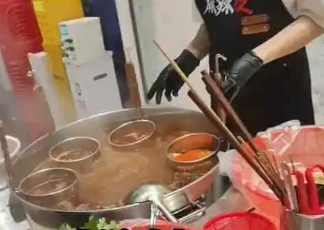 ▲王女無償在賀家麻辣燙店工作。（圖／翻攝自微博）