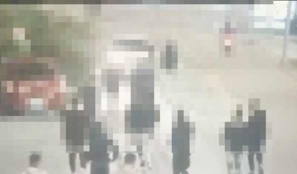 ▲桃園市楊梅五福公園昨晚6時許發生兩派人馬談判，其中19歲朱姓男子慘遭對方十餘人圍毆，身中4刀受傷送醫急救，所幸並無生命危險，監視器下雙方相互叫陣。（圖／楊梅警方提供）