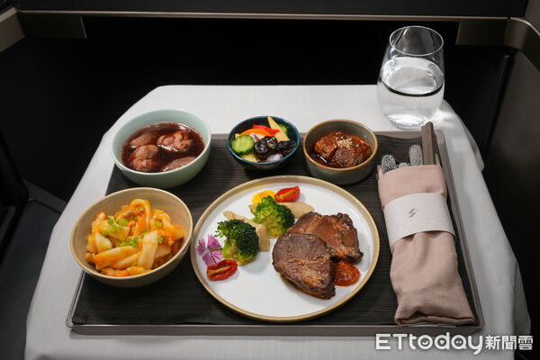 ▲▼星宇航空2026年長程線將攜手獲米其林一星、「500盤」肯定的《元紀．台灣菜》，推出全新機上餐點。（圖／星宇航空提供）