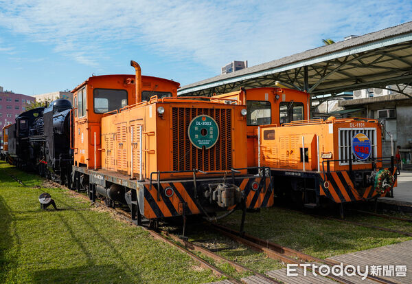 ▲DL-2003展示於故事館月台前鐵道股道。(（圖／舊打狗驛故事館提供）