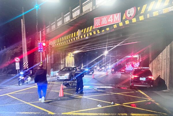 ▲桃園市楊梅區楊新路、新梅一街口處昨天傍晚發生死亡事故，楊梅警方到場調查事故發生原因。（圖／楊梅警方提供）