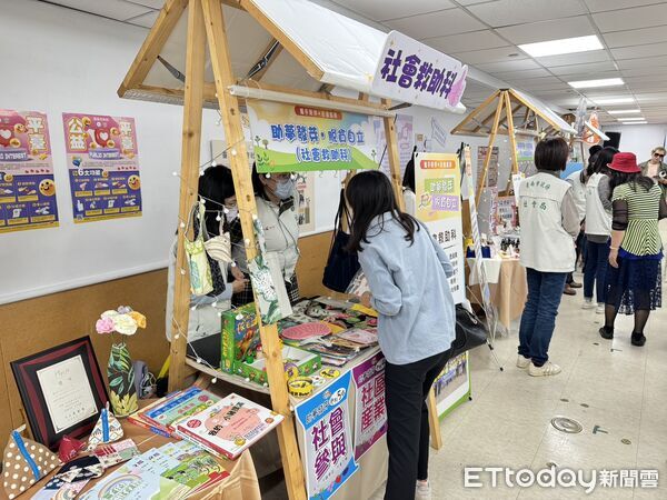 ▲台南市社會局長郭乃文指出，台南歷經多起天災，社會局動員社工與志工投入災後復原，陪伴市民走過艱難時刻。（記者林東良攝，下同）