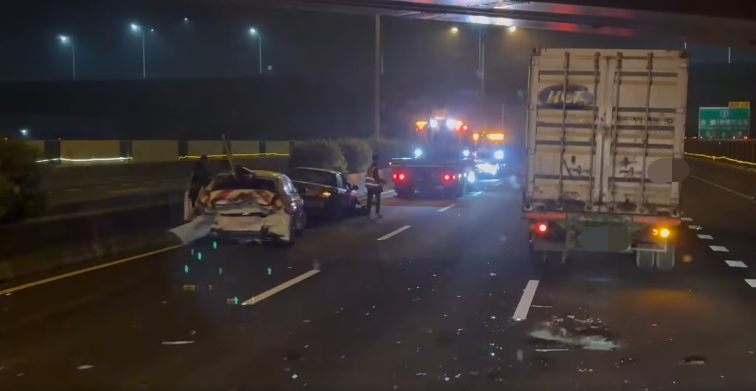 快訊/國道一號深夜嚴重車禍 警車車尾遭撞爛