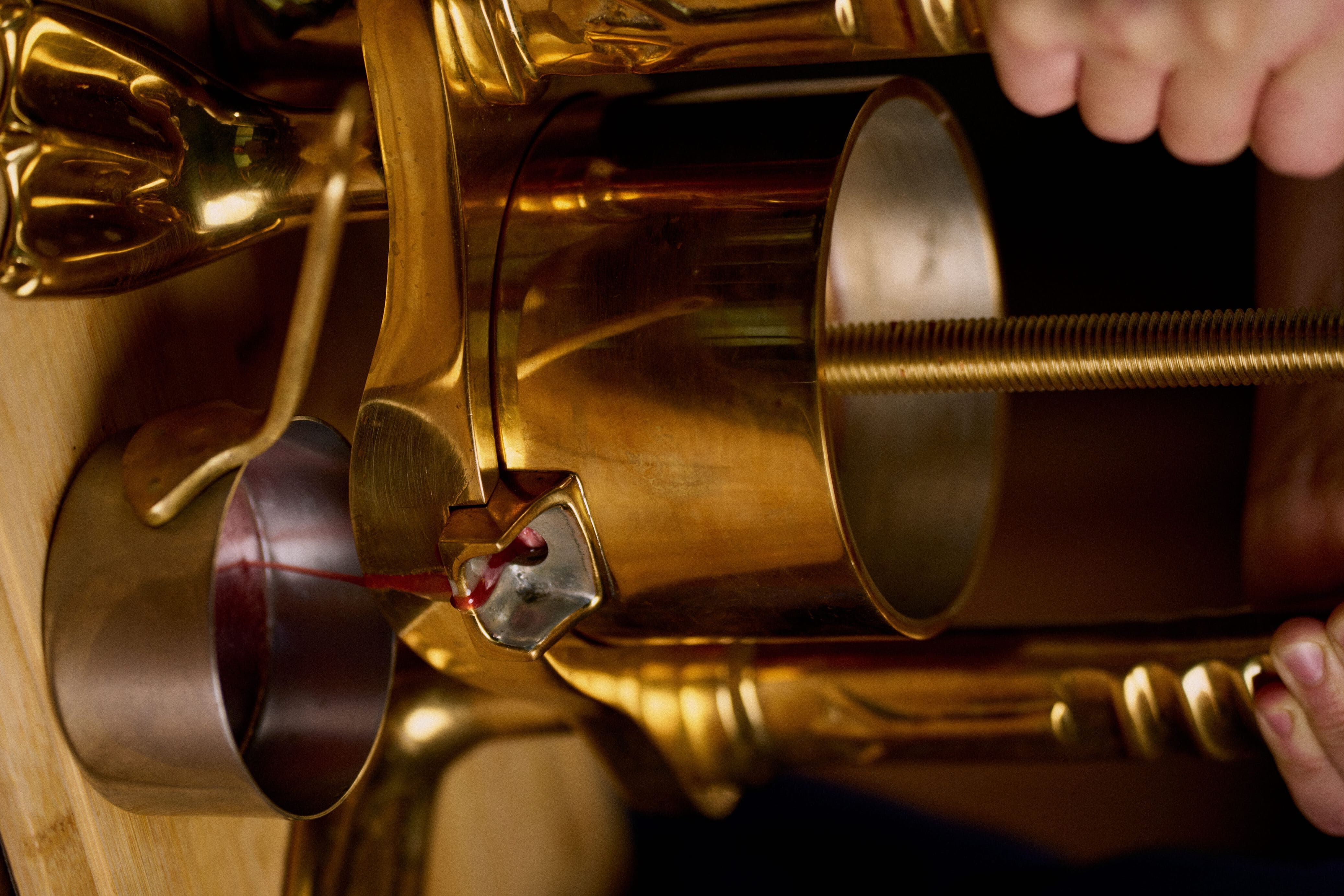 ▲法國空運純銀製榨鴨器　台南晶英無隅開賣「盧昂血鴨」。（圖／台南晶英提供）