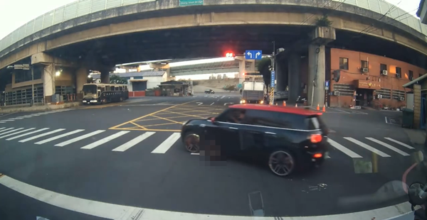 ▲▼新莊轎車輾過狗狗。（圖／翻攝Threads）