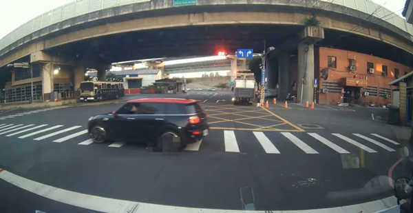 ▲▼新莊轎車輾過狗狗。（圖／翻攝Threads）