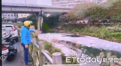 基隆暖暖溪「飄白色泡沫」畫面曝！疑偷排汙水　環保局緊急攔截