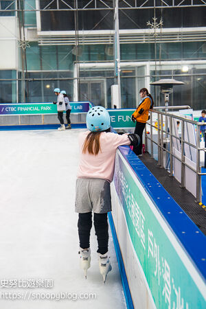 ▲▼中國信託金融園區戶外滑冰場。（圖／部落客史努比遊樂園授權提供）