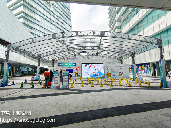 ▲▼中國信託金融園區戶外滑冰場。（圖／部落客史努比遊樂園授權提供）