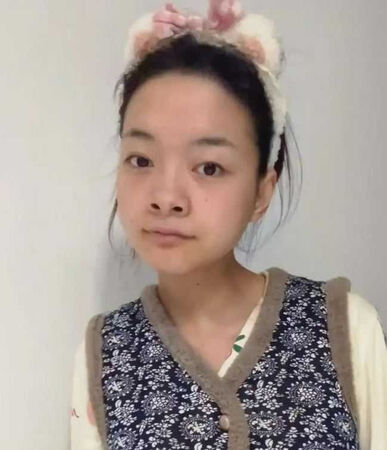 大陸貴州省畢節市1名「00後」腦麻女孩，近日憑藉短影音走紅網路。（圖／翻攝自天眼新聞）