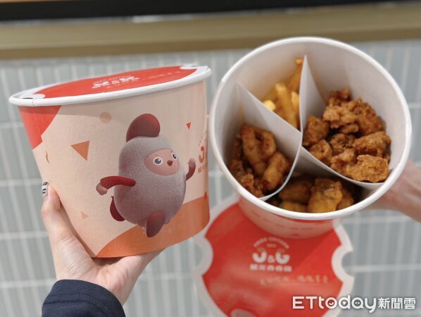 ▲▼繼光香香雞推「聖誕節派對餐」、限量「迷你招牌磁鐵燈箱」。（圖／記者蕭筠攝）