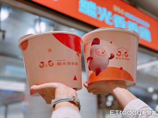 ▲▼繼光香香雞推「聖誕節派對餐」、限量「迷你招牌磁鐵燈箱」。（圖／記者蕭筠攝）