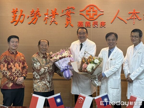 ▲嘉義長庚跨國展現精準醫療實力新加坡企業家抗癌七年成功　  。（圖／記者翁伊森攝）