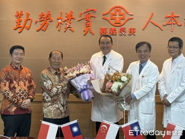 ▲嘉義長庚跨國展現精準醫療實力新加坡企業家抗癌七年成功　  。（圖／記者翁伊森攝）