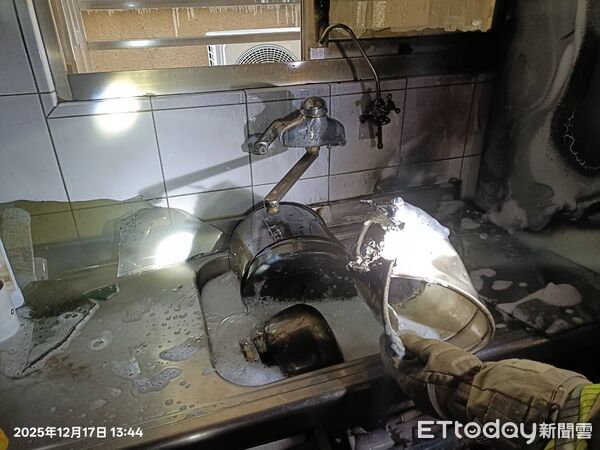 ▲台南市南區新興路民宅二樓因煮食不慎引發火警，消防人員迅速到場撲滅火勢。（記者林東良翻攝，下同）
