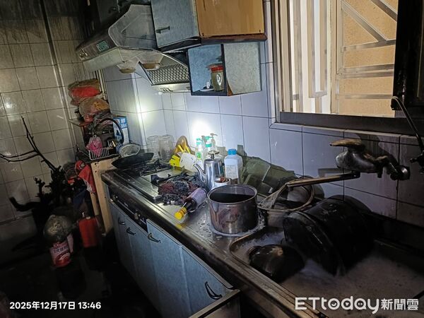 ▲台南市南區新興路民宅二樓因煮食不慎引發火警，消防人員迅速到場撲滅火勢。（記者林東良翻攝，下同）