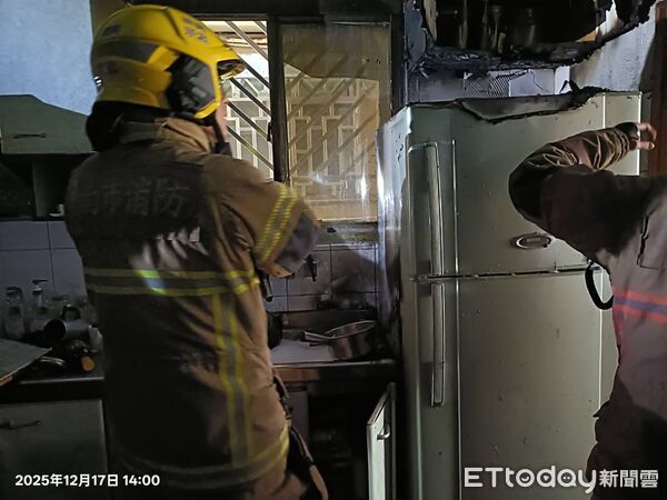 ▲台南市南區新興路民宅二樓因煮食不慎引發火警，消防人員迅速到場撲滅火勢。（記者林東良翻攝，下同）