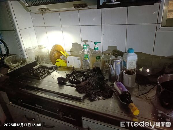 ▲台南市南區新興路民宅二樓因煮食不慎引發火警，消防人員迅速到場撲滅火勢。（記者林東良翻攝，下同）