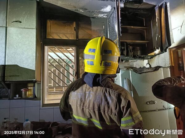 ▲台南市南區新興路民宅二樓因煮食不慎引發火警，消防人員迅速到場撲滅火勢。（記者林東良翻攝，下同）