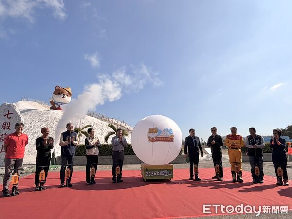 ▲台南市政府於七股鹽山舉辦「2026柴鹽滾滾鬧新春」宣傳記者會，柴犬主視覺吸睛。（記者林東良翻攝，下同）