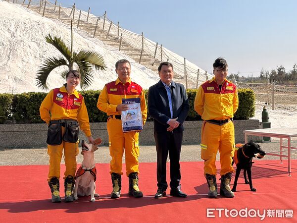 ▲台南市政府於七股鹽山舉辦「2026柴鹽滾滾鬧新春」宣傳記者會，柴犬主視覺吸睛。（記者林東良翻攝，下同）