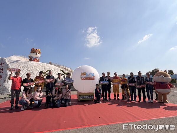 ▲台南市政府於七股鹽山舉辦「2026柴鹽滾滾鬧新春」宣傳記者會，柴犬主視覺吸睛。（記者林東良翻攝，下同）