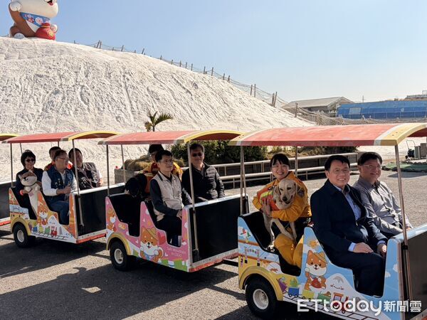 ▲台南市政府於七股鹽山舉辦「2026柴鹽滾滾鬧新春」宣傳記者會，柴犬主視覺吸睛。（記者林東良翻攝，下同）