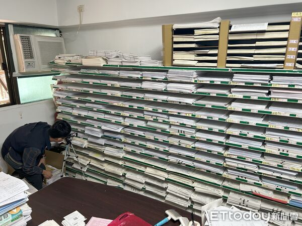 ▲警方查扣新北補習班侯姓老師家族經營盜版士券參考書，獲利超過1500萬元。（圖／記者張君豪翻攝）