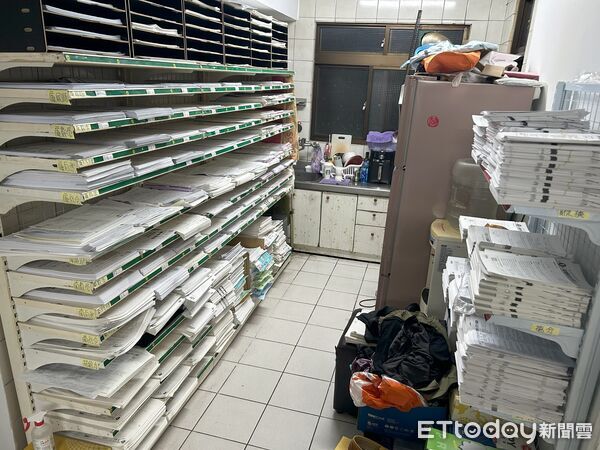 ▲警方查扣新北補習班侯姓老師家族經營盜版士券參考書，獲利超過1500萬元。（圖／記者張君豪翻攝）