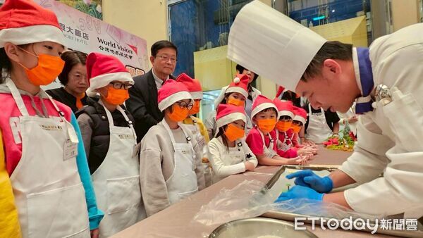 ▲飯店主廚與餐飲團隊帶領孩子體驗料理與調飲，讓弱勢兒少認識不同職涯樣貌。（圖／記者游瓊華翻攝）