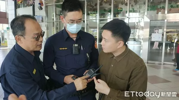 ▲台南市議員蔡宗豪（右）嚴正指出，第一線員警在危急時刻按下無線電求救卻無法即時傳遞訊息，等同讓基層員警在高風險環境中「孤立無援」。（圖／記者林東良翻攝）