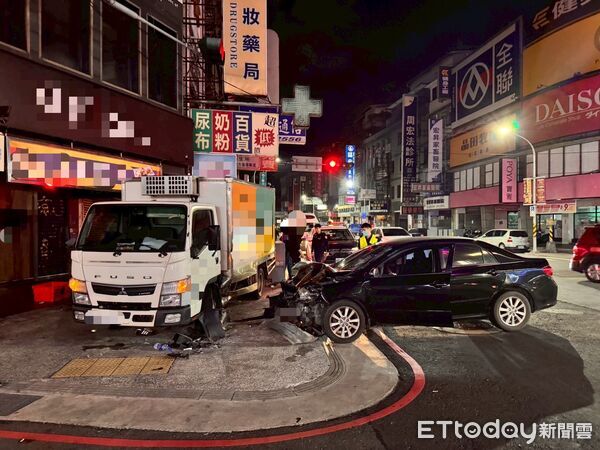 ▲▼監視器拍下李男毒駕高速撞2行人瞬間，事故現場李男車頭嚴重毀損，還波及一輛小貨車，警方在現場地上發現李男用毒後丟棄的針筒             。（圖／記者陳以昇翻攝）