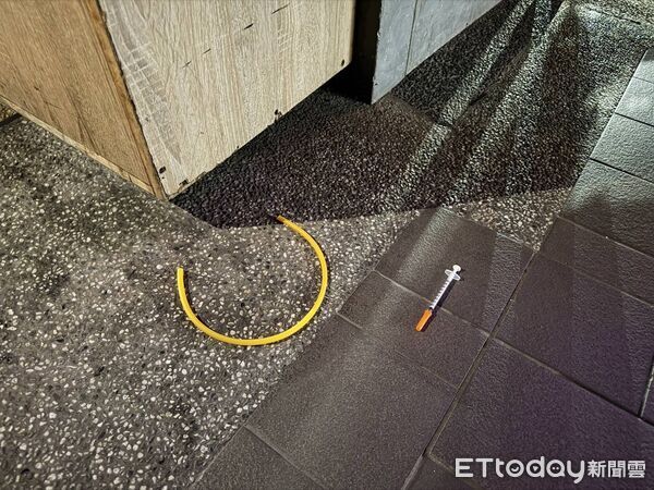 ▲▼監視器拍下李男毒駕高速撞2行人瞬間，事故現場李男車頭嚴重毀損，還波及一輛小貨車，警方在現場地上發現李男用毒後丟棄的針筒             。（圖／記者陳以昇翻攝）