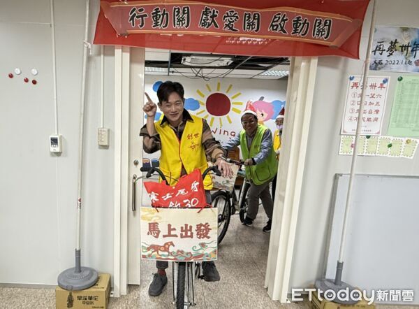 ▲陳家逵在院內鋼琴自彈自唱，獻上溫馨祝福，現場氣氛感人。（圖／記者游瓊華翻攝）