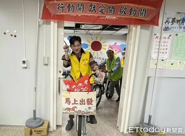 ▲陳家逵在院內鋼琴自彈自唱，獻上溫馨祝福，現場氣氛感人。（圖／記者游瓊華翻攝）