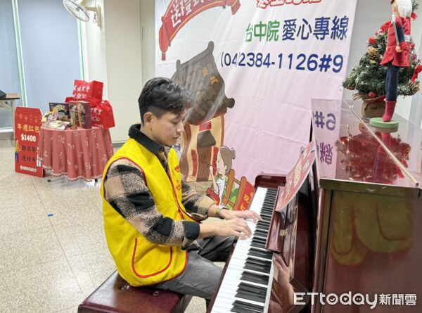 ▲陳家逵在院內鋼琴自彈自唱，獻上溫馨祝福，現場氣氛感人。（圖／記者游瓊華翻攝）