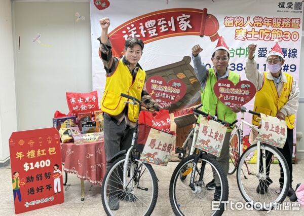 ▲陳家逵在院內鋼琴自彈自唱，獻上溫馨祝福，現場氣氛感人。（圖／記者游瓊華翻攝）