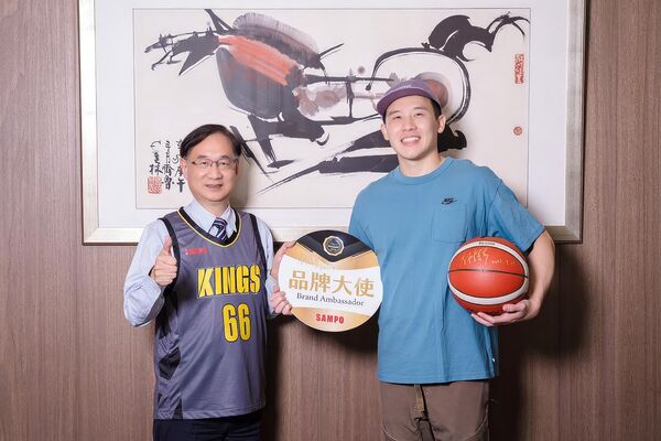 ▲國王明星後衛李愷諺進行球衣義賣，與聲寶一同捐出100台電暖器到花蓮。（圖／聲寶提供）